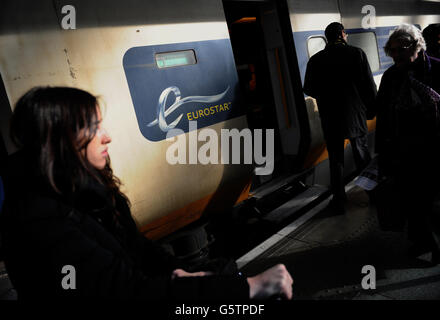 Passagiere steigen an der Station St. Pancras in London in einen Eurostar-Zug Richtung Paris ein Stockfoto