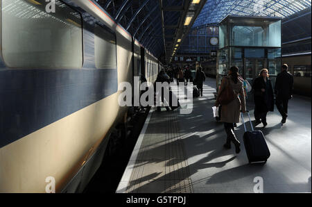 Passagiere steigen an der Station St. Pancras in London in einen Eurostar-Zug Richtung Paris ein Stockfoto