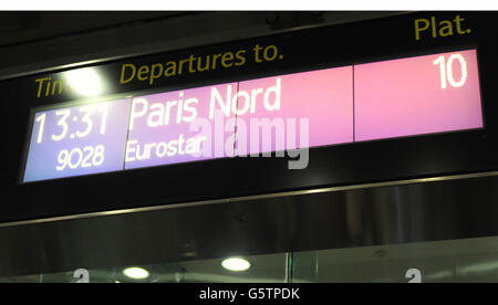 Passagiere steigen in einen Eurostar-Zug in Paris am Bahnhof Saint Pancras ein, London PRESS ASSOCIATION Photo. Bilddatum: Donnerstag, 31. Januar 2013. Bildnachweis sollte lauten: Anthony Devlin/PA Wire Stockfoto