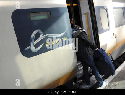 Passagiere steigen an der Station St. Pancras in London in einen Eurostar-Zug Richtung Paris ein Stockfoto