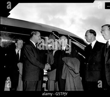 Sir Geoffrey de Havilland. Sir Geoffrey de Havilland (Kamera mit Blick auf die Kamera) Stockfoto