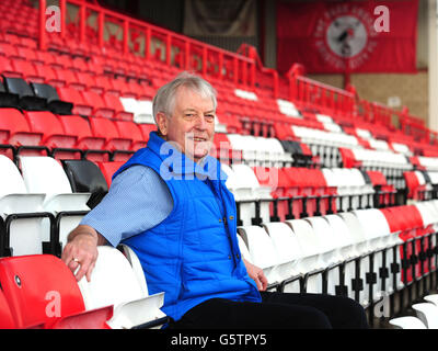 Der ehemalige PSG- und Bristol City-Spieler Jantzen Derrick posiert auf dem Boden von Bristol City, Ashton Gate, Bristol. Stockfoto
