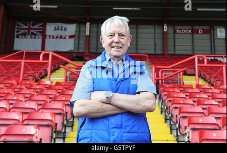 Der ehemalige PSG- und Bristol City-Spieler Jantzen Derrick posiert auf dem Boden von Bristol City, Ashton Gate, Bristol. Stockfoto