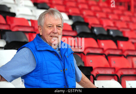 Fußball - Jantzen Derrick Feature - Bristol. Der ehemalige PSG- und Bristol-City-Spieler Jantzen Derrick posiert auf dem Boden von Bristol City, Ashton Gate, Bristol. Stockfoto
