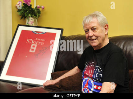Der ehemalige PSG- und Bristol-City-Spieler Jantzen Derrick posiert mit einem gerahmten Hemd in seinem Haus in Bristol. Stockfoto