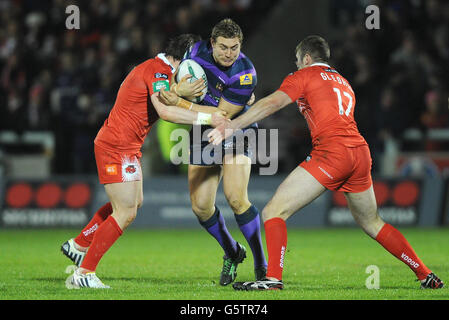 Wigan Warriors Gil Dudson wird von Ben Gledhill von Salford City Reds (rechts) und Andrew Dixon (links) während des Super League-Spiels im Salford City Stadium, Salford, angegangen. Stockfoto