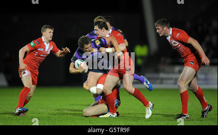 Wigan Warriors Sean O'Loughlin wird von Gareth Owen von Salford City Reds (links) und Andrew Dixon während des Super League-Spiels im Salford City Stadium, Salford, angegangen. Stockfoto