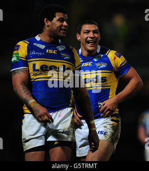 Ryan Hall von Leeds Rhinos (rechts) lächelt, nachdem er während des Super League-Spiels im Headingley Carnegie Stadium, Leeds, einen Versuch gemacht hat. Stockfoto