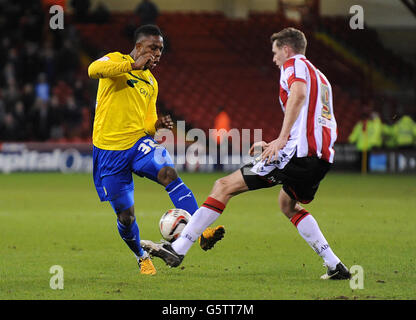 Chris Porter von Sheffield United (rechts) und Franck Moussa von Coventry City (links). Stockfoto