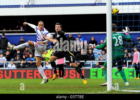 Fußball - Barclays Premier League - Queens Park Rangers gegen Norwich City - Loftus Road. Bobby Zamora von Queens Park Rangers leitet einen Kopfball auf das Tor Stockfoto