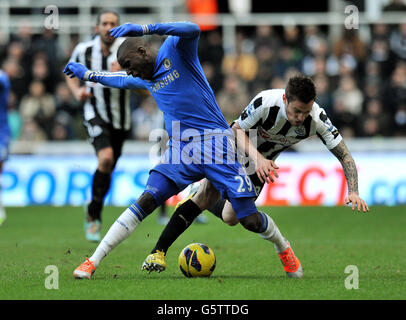 Mathieu Debuchy aus Newcastle und Demba Ba aus Chelsea (links) in Aktion während des Spiels der Barclays Premier League im St James' Park in Newcastle. Stockfoto