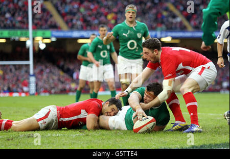 Irlands Cian Healy punktet seine Seite beim RBS 6 Nations-Spiel im Millennium Stadium, Cardiff. Stockfoto