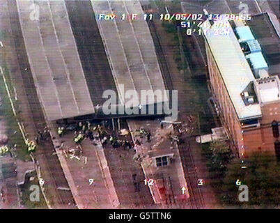 Das Polizeibild der Hertfordshire Polizei zeigt die Szene am Bahnhof Potters Bar, am nördlichen Stadtrand von London, wo ein Entgleisungsfahrzeug einen Seitenwagen über zwei Plattformen schickte. * sechs Menschen starben bei dem Unfall, weitere sechs sind im Krankenhaus kritzell krank. Es ist Großbritanniens fünfter großer Eisenbahnunfall seit fünf Jahren und ereignete sich einige Meilen von Hatfield entfernt, wo vier Menschen starben, als ein GNER-Express im Oktober 2000 von der Strecke kam. Stockfoto