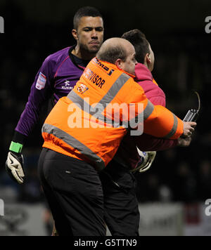 Ein junger Gillingham-Fan wird von Stewards angegriffen, nachdem er während des npower League Two-Spiels im MEMS Priestfield Stadium, Gillingham, auf Wycombe-Torwart Jordan Archer gesprungen ist. Stockfoto