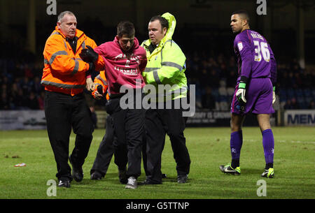 Ein junger Gillingham-Fan wird von Stewards angegriffen, nachdem er während des npower League Two-Spiels im MEMS Priestfield Stadium, Gillingham, auf Wycombe-Torwart Jordan Archer gesprungen ist. Stockfoto