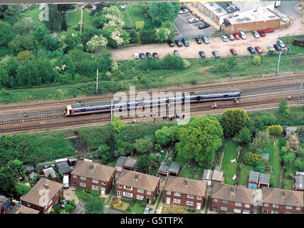 Hertfordshire Polizeibild der Szene am Bahnhof Potters Bar, am nördlichen Stadtrand von London, wo ein Entgleisungszug einen Fahrgastwagen schickte, der sich seitlich über zwei Plattformen schlendert. * Sieben Menschen starben bei dem Unfall. Es ist Großbritanniens fünfter großer Eisenbahnunfall seit fünf Jahren und ereignete sich ein paar Meilen von Hatfield, wo vier Menschen starben, als ein GNER-Express im Oktober 2000 von den Gleisen kam. Stockfoto