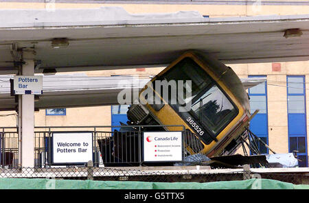 Szene des Eisenbahnabsturzes an der Potter's Bar Station, Hertfordshire. Railtrack sagte, es sei nicht bewusst, dass es irgendwelche Hinweise auf Probleme auf diesem bestimmten Streckenabschnitt gegeben habe. Stockfoto