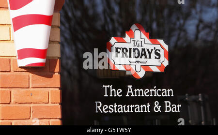 Ein Blick auf das TGI Friday-Zeichen, da die Restaurantkette in diesem Jahr mit der Eröffnung von sechs neuen Filialen im ganzen Land 600 Arbeitsplätze schaffen soll. Stockfoto