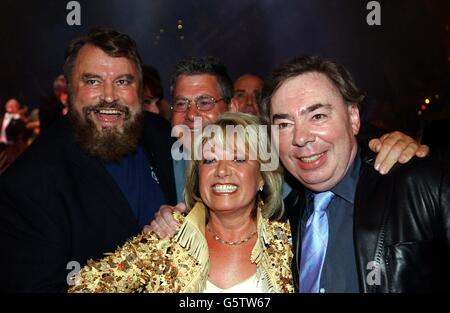 Der CATS-Komponist Lord Lloyd-Webber (rechts) und der Produzent Sir Cameron Mackintosh (2. Links) mit den Originalbesetzung Brian Blessed und Elaine Paige im New London Theatre als Cats geht die rekordverdächtige West End-Show nach ihrer 21-jährigen Laufzeit zu Ende. Stockfoto