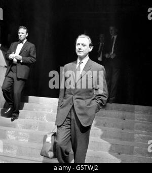 Osteopath und Künstler Dr. Stephen ward, der heute nach einer Überdosis von Medikamenten starb. Er wurde im Old Bailey für schuldig befunden, hörte aber nie das Urteil der Jury. Stockfoto