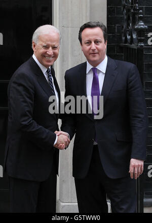 US-Vizepräsident Joe Biden mit dem britischen Premierminister David Cameron beim Verlassen der Downing Street 10, London. Stockfoto