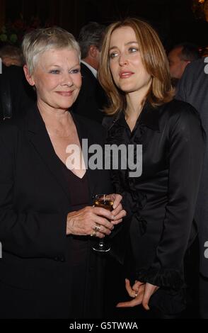 Dame Judi Dench (L) mit Gillian Anderson beim Aftershow-Empfang für das Charity-Galakonzert „an Enchanted Evening“ im Theatre Royal in der Drury Lane im Zentrum von London. Stockfoto