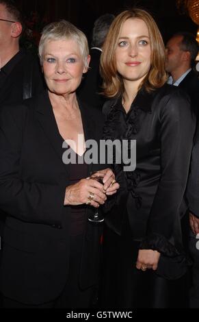 Dame Judi Dench (L) mit Gillian Anderson beim Aftershow-Empfang für das Charity-Galakonzert „an Enchanted Evening“ im Theatre Royal in der Drury Lane im Zentrum von London. Stockfoto