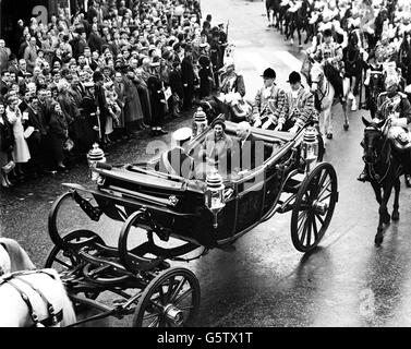 Professor Theodor Heuss, 74-jähriger Präsident der Bundesrepublik Deutschland, mit der Königin und dem Herzog von Edinburgh in der offenen Kutsche auf dem Weg zum Buckingham Palace von der Victoria Station. Stockfoto