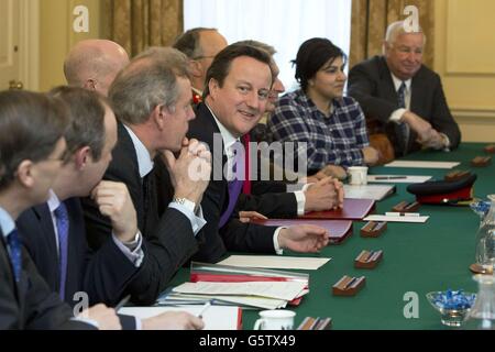 Premierminister David Cameron (Mitte) leitet eine Sicherheitsbesprechung in der Downing Street 10 in London, an der US-Vizepräsident Joe Biden teilnimmt. Stockfoto