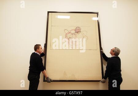 Art Handlers Ger Crotty und Christopher Forde heben Kunstwerke in der Hugh Lane Gallery in Dublin von Francis Bacon an, darunter ein „Untitled“-Selbstporträt, das vermutlich von seinem ehemaligen Geliebten George Dyer handelt, Während sie sich darauf vorbereiten, sie zusammen mit anderen irischen Kunstwerken an das BOZAR Centre for Fine Arts, Brüssel zu versenden, als Teil der Ausstellung „Culture Ireland“ während des irischen EU-Ratsvorsitzes. Stockfoto