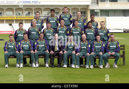 Nottinghamshire Couny Cricket Club an der Trent Bridge. Vordere Reihe (L-R). Wayne Noon, Paul Franks, Darren Bicknell, Clive Rice, Jason Gallian, Paul Johnson, Chris Read, Mick Newell. Mittlere Reihe (L-R). Stephen Randall, David Lucas, Andrew Harris, Kevin Pietersen, Greg Smith, Usman Afzaal, Guy Welton. Hintere Reihe (L-R). Gareth Clough, Nadeem Malik, Richard Logan, Paul McMahon, Bilal Shafayat. PA Foto: Rui Vieira.*EDI* Stockfoto