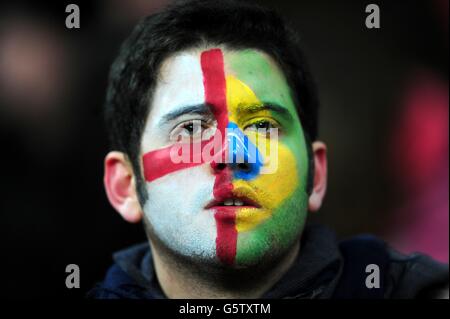 Ein Fan zeigt seine Unterstützung für den Anlass mit seinem Gesicht in den Farben beider Teams, auf den Tribünen Stockfoto