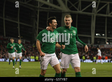 Wes Hoolahan (links), Irlands Republik, feiert sein Ziel mit James McClean während des International Friendly im Aviva Stadium, Dublin. Stockfoto