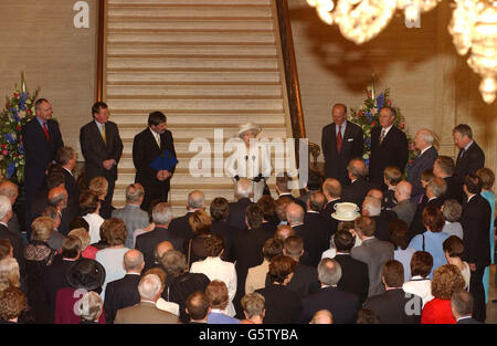 Die britische Königin Elizabeth II. Spricht im Stormont-parlamentsgebäude in Belfast Mitglieder der Nordirland-Versammlung an. Stockfoto