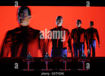 Die deutschen Pioniere der elektronischen Musik Kraftwerk treten in der Turbine Hall der Tate Modern in London auf. Stockfoto