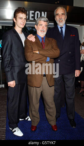 Stars des Films Hayden Christensen (L) und Christopher Lee (R) werden von Regisseur George Lucas bei der Charity-Premiere von Star Wars: Episode II - Attack of the Clones am Odeon Leicester Square in London begleitet. Stockfoto