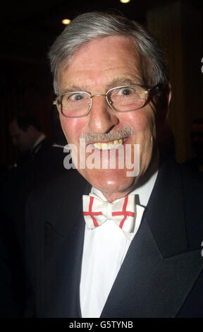 Jimmy Hill beim Variety Club of Great Britain Sporting Awards im Grosvenor House in London. * 22/10/02: Eine Petition mit 50,000 Unterschriften, die die Regierung auffordert, die Schlaganfallbehandlung zu einer Priorität zu machen, wurde der Downing Street vorgelegt. In der von der Schlaganfallgesellschaft organisierten Petition wird behauptet, dass 30 Schlaganfallpatienten jeden Tag sterben oder schwer behindert werden, weil sie keine spezialisierte Versorgung in Schlaganfallstationen erhalten. Das ist einfach nicht gut genug. Wir sind der Ansicht, dass es dringend notwendig ist, die Schlaganfallbehandlung zu verbessern, fügt die Petition hinzu. Unter denen, die die Petition unterschrieben haben, sind Stockfoto