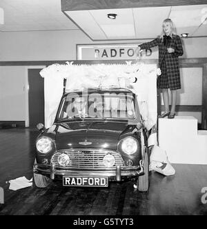 Tscherkessen blau Mini - Peter Sellers und Britt Ekland - London Stockfoto