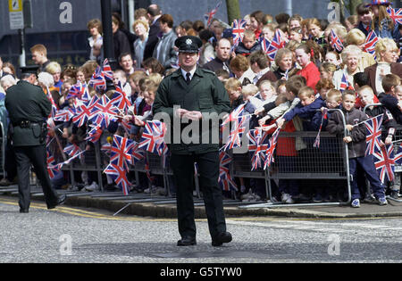 Jubelnde Menschenmassen säumen die Straße vor der St Anne's Church of Ireland Cathedral in Belfast und warten darauf, dass die Königin und der Herzog von Edinburgh zu ihrem ersten Engagement am letzten Tag ihrer Jubiläumstour durch Nordirland kommen. *....die führenden Politiker Nordirlands, der erste Minister David Trimble, der stellvertretende erste Minister Mark Durkan, die Minister von Stormont und die Mitglieder der Versammlung gehörten zu den speziell eingeladenen Gemeinden, von denen viele von den vier Hauptkirchen ernannt wurden. Stockfoto