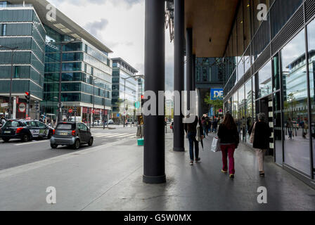 Paris, Frankreich, Street Scene, New Modern Architecture Project, Nachbarschaft in Paris Rive Gauche, Bürogebäude im Quartier Massena, (Credit Architect: Christian de Portzamparc) Glasarchitektur Menschen Stockfoto