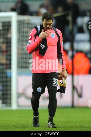 Fußball - Barclays Premier League - Swansea City / Queens Park Rangers - Liberty Stadium. Torhüter der Queens Park Rangers, Soares Julio Cesar, geht nach dem letzten Pfiff depriziert vom Spielfeld Stockfoto