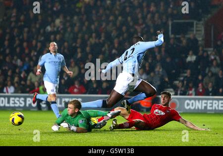 Manchester Citys Torhüter Joe Hart (links) rettet einen Schuss vorher Jason Puncheon aus Southampton (nicht im Bild) Erzielt dann das Eröffnungziel seines Teams Stockfoto