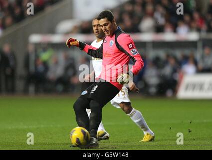 Fußball - Barclays Premier League - Swansea City / Queens Park Rangers - Liberty Stadium. Queens Park Rangers Torhüter Soares Julio Cesar in Aktion Stockfoto