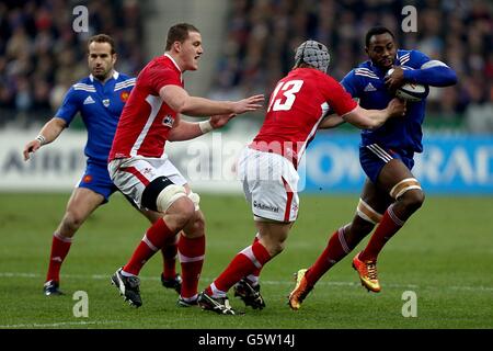 Die französische Fulgence Ouedraogo (rechts) wird vom walisischen Jonathan Davies (Mitte) während des RBS 6 Nations-Spiels im Stade de France angegangen. Stockfoto