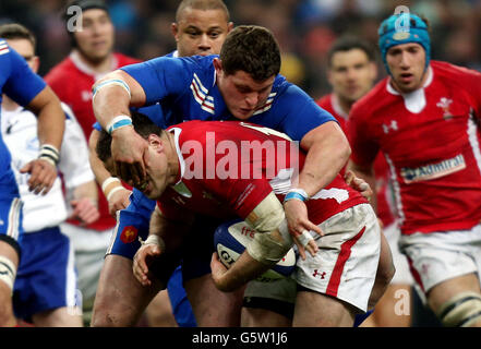 Rugby Union - RBS 6 Nations Championship 2013 - Frankreich gegen Wales - Stade de France. Jamie Roberts aus Wales wird vom französischen Benjamin Kayser während des RBS 6 Nations-Spiels beim Stade de France angegangen. Stockfoto