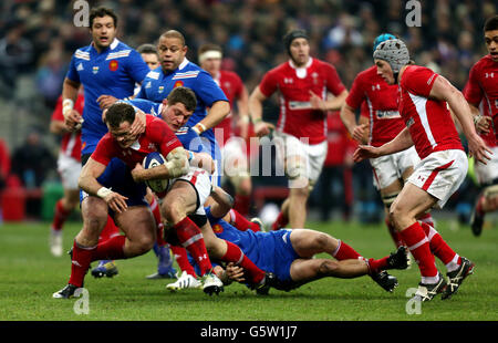 Jamie Roberts aus Wales wird vom französischen Benjamin Kayser während des RBS 6 Nations-Spiels beim Stade de France angegangen. Stockfoto