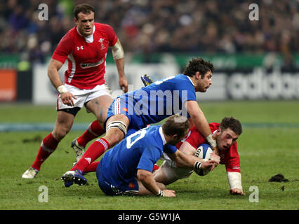 Der walisische Alex Cuthbert wird von Damien Chouly und dem französischen Frederic Michalak während des RBS 6 Nations-Spiels im Stade de France angegangen. Stockfoto