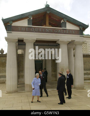 Queen Elizabeth II verlässt die neu erweiterte Queen's Gallery, Buckingham Palace, London, nachdem sie sie offiziell eröffnet hat. Stockfoto