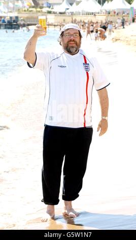 Der britische Schauspieler Ricky Tomlinson während einer Fotoschau am Strand des Grand Hotels, um während der 55. Filmfestspiele von Cannes für seinen neuen Film „Once Upon a Time in the Midlands“ zu werben. Stockfoto