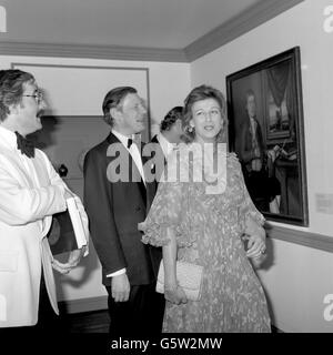 Prinzessin Alexandra begleitet von ihrem Mann Angus Ogilvy und Dr. Roy Strong, links, Direktor des Victoria and Albert Museums in London, auf einer Tour durch die Ausstellung 'American Art: 1750-1800 Towards Independence' im Museum heute Abend. Die Ausstellung der Kunstgalerie der Yale University ist im Rahmen der Feierlichkeiten zum zweihundertjährigen Jubiläum der USA im Museum zu sehen. Stockfoto